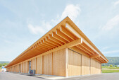 Cross-stacked supporting structure: the roof beams rest on the purlins