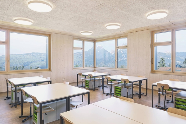 Schulzimmer mit Blick in die Berge