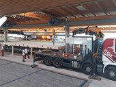Die Plattform wird an den richtigen Ort gehievt und in der Halle aufgestellt