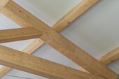 Vue détaillée de la structure en treillis interne de la charpente en bois