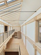 Die Tragkonstruktion ist bis auf die Zugstangen aus Holz.