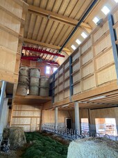 Suspension hay crane in the barn