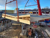 Le spectaculaire toit pliant/incliné est mis en place