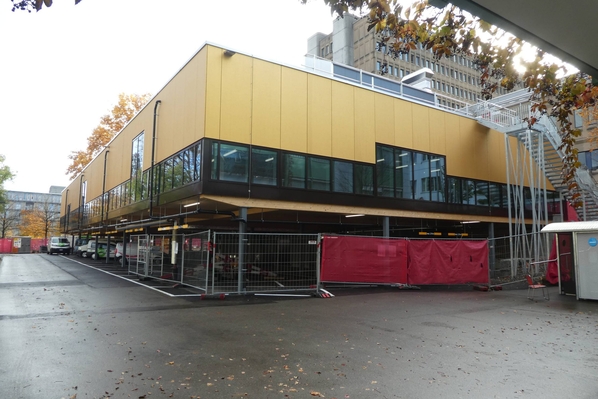 Provisorium mit goldener Fassade