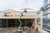 Montage d'une construction en bois : la structure de la salle de sport est en cours de montage