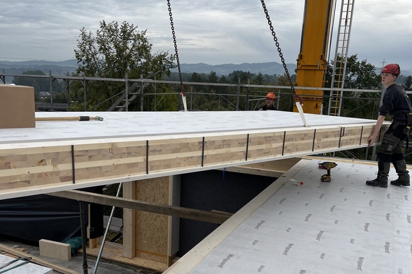 Dalle CLT préparée sur le côté longitudinal lors du montage, avant le coulage des joints TS3.