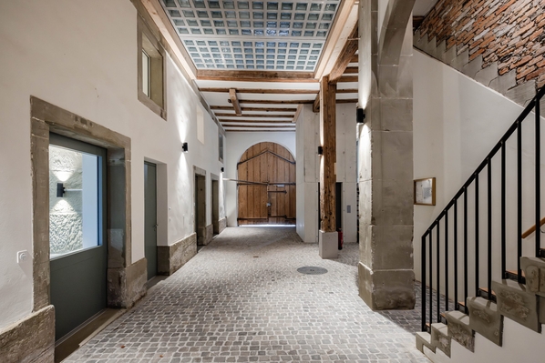 Hall d'entrée à deux étages dans la partie centrale